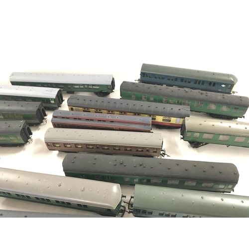 760 - A Box Containing a Collection of 00 Gauge Coaches.