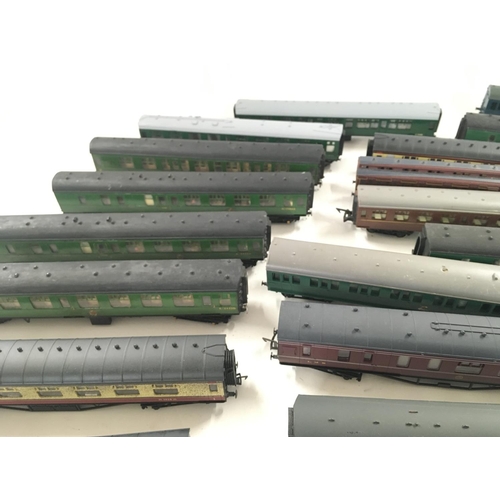 760 - A Box Containing a Collection of 00 Gauge Coaches.