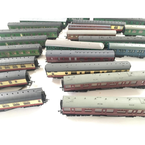 760 - A Box Containing a Collection of 00 Gauge Coaches.