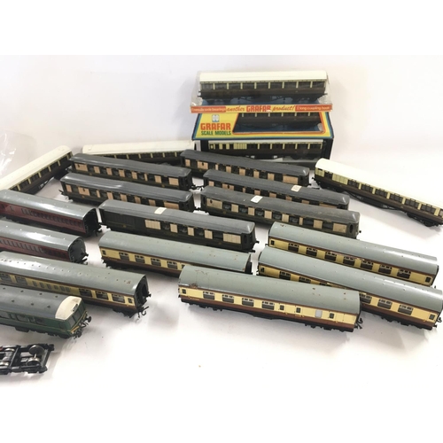 767 - A Box Containing Various 00 Gauge Coaches including Pullman.