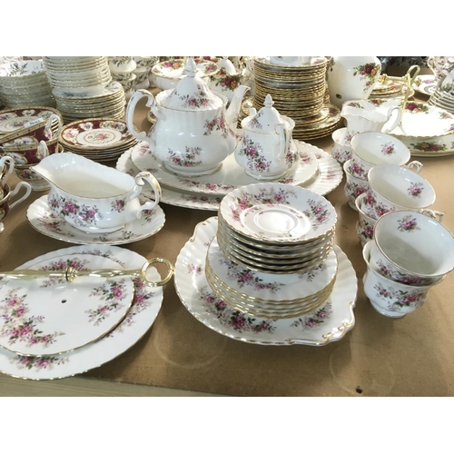 816 - A collection of Royal Albert tea and dinnerware in 'Lavender Rose' pattern.