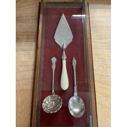 774 - Good display case containing a white metal trowel inscribed âpresented to miss R A Hunt on occasio... 