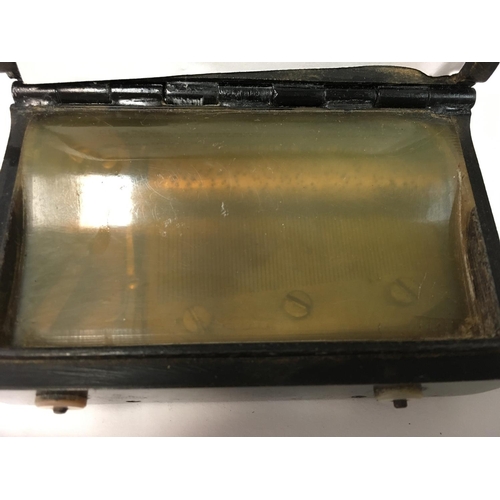 802 - A musical snuff box. Maker is not known for certain but comb is of Le Coultre style.