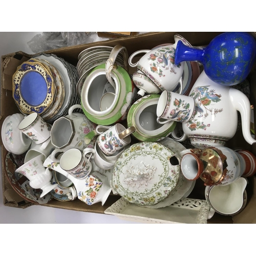 863 - A box of various ceramics comprising Wedgwood items in Kutani Crane pattern, Aynsley etc.
