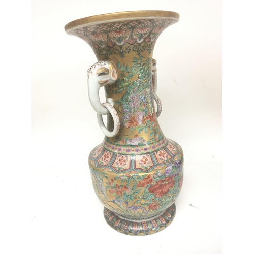 1185 - A Fine quality late 19th century Oriental vase with raised elephant and ring side handles. The sides... 