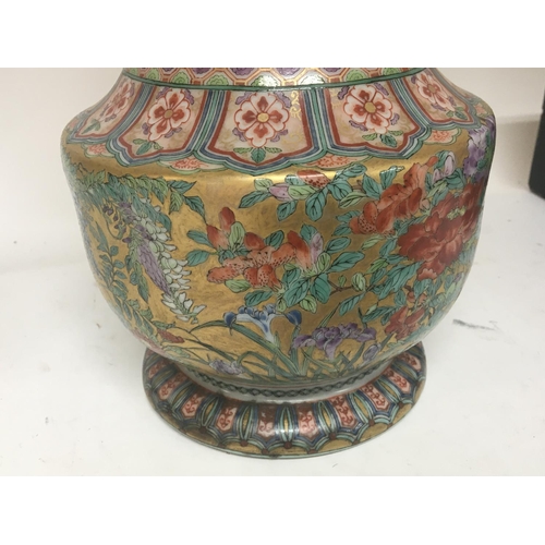 1185 - A Fine quality late 19th century Oriental vase with raised elephant and ring side handles. The sides... 