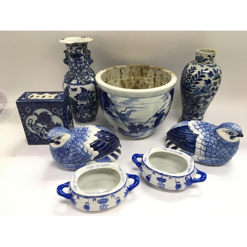 1190 - A collection of blue and white ceramic items. Some damages, see images.