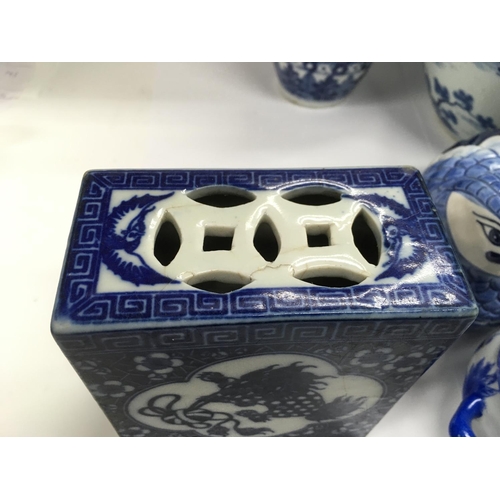 1190 - A collection of blue and white ceramic items. Some damages, see images.