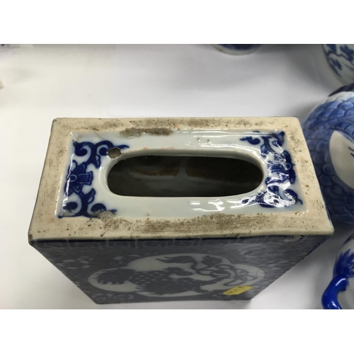 1190 - A collection of blue and white ceramic items. Some damages, see images.