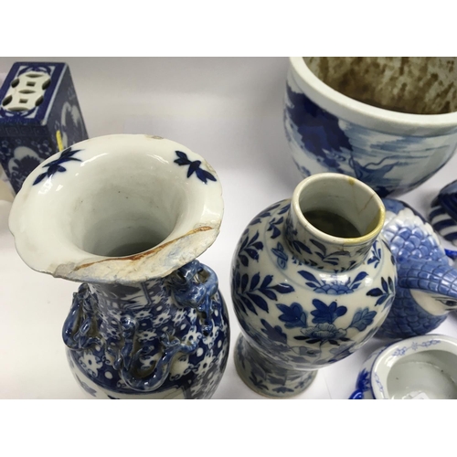 1190 - A collection of blue and white ceramic items. Some damages, see images.