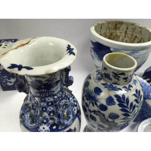 1190 - A collection of blue and white ceramic items. Some damages, see images.