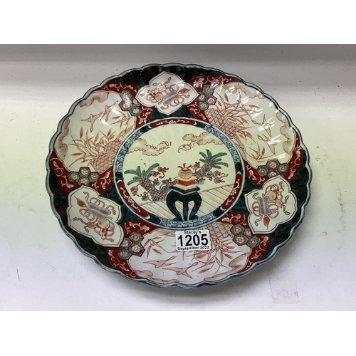 1205 - A late 19thC Japanese Imari charger, 31cm.