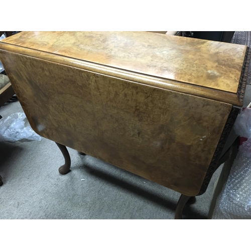 1254 - A walnut drop leaf table on cabriole legs .