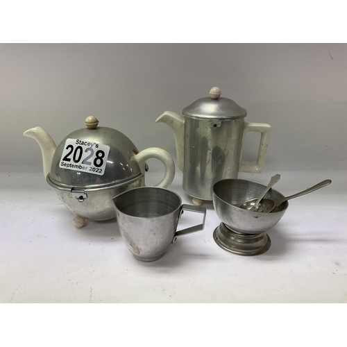 2028 - A vintage childâs Heatmaster tea set.