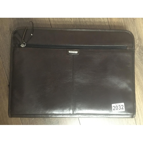 2032 - A Highside men's briefcase