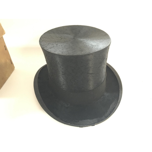 2080 - An old top hat in a fitted box.