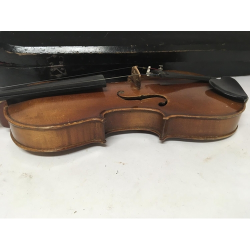 2090 - A full size Violin in a fitted case with bow stamped mark Stainor attributed to Jacobus Stainor circ... 