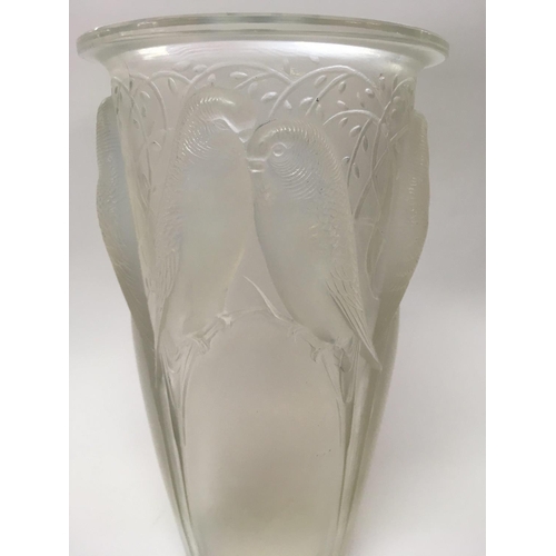 699 - Rene Lalique Ceylon Art Deco opalescent glass vase no 905 , 24 cm .