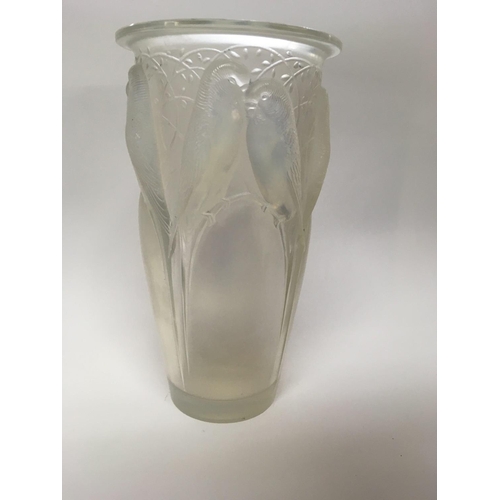 699 - Rene Lalique Ceylon Art Deco opalescent glass vase no 905 , 24 cm .