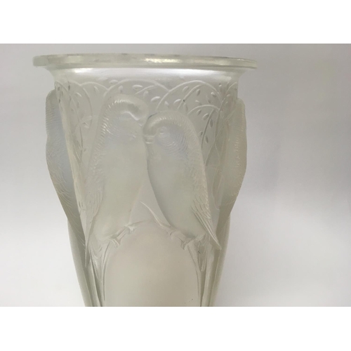 699 - Rene Lalique Ceylon Art Deco opalescent glass vase no 905 , 24 cm .