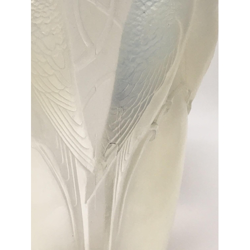 699 - Rene Lalique Ceylon Art Deco opalescent glass vase no 905 , 24 cm .