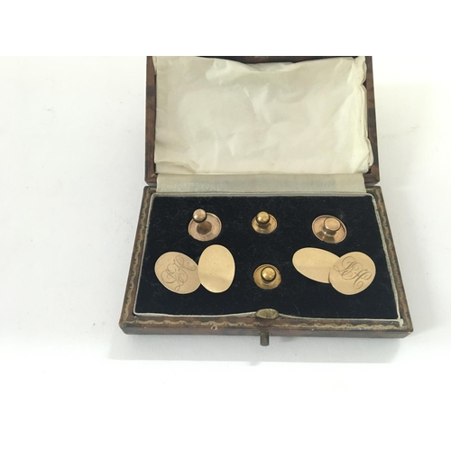 709 - A 9ct gold studs and cuff link set. Weight 9.3g total.