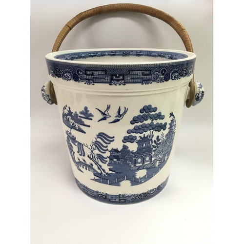 908 - A blue and white Wedgwood slop jar and lid in Old Willow pattern, approx height 25cm NO RESERVE