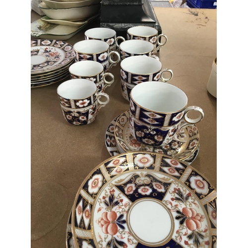 923 - A Edwardian Sutherland tea set decorated in the Imari style cups , saucers and side plates . NO RESE... 