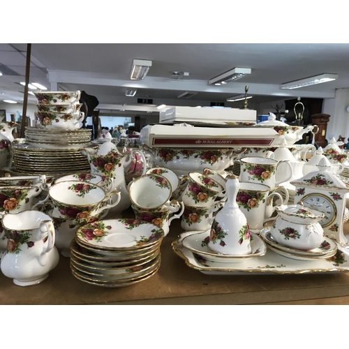 942 - An Extensive set of Royal Albert old country Roses, approx 160pcs, 1st and 2nd quality, VGC.