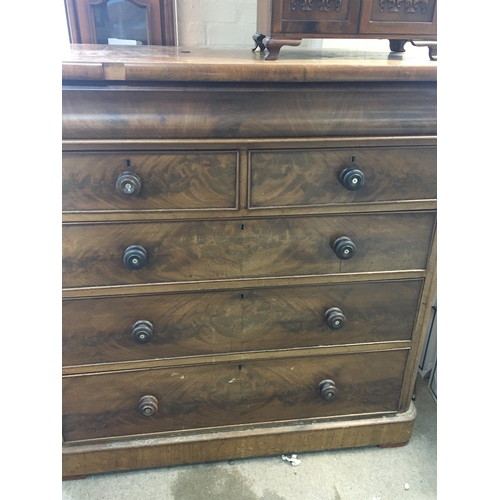 1383 - A Victorian Mahogany chest of drawers with a frieze drawer and two short and two long drawers.