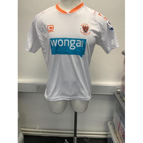 1027 - Blackpool 2010 - 2011 Match Worn Football Shirt: Away short sleeve number 20 with Premier League bad... 