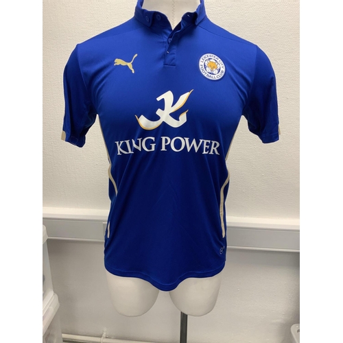 1090 - Leicester City 2014 - 2015 Match Worn Football Shirt: Home short sleeve number 10 with Premier Leagu... 