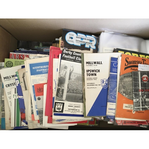 196 - Football Programme Boxes: Nice folder of 25 programmes of different teams which are mainly early to ... 