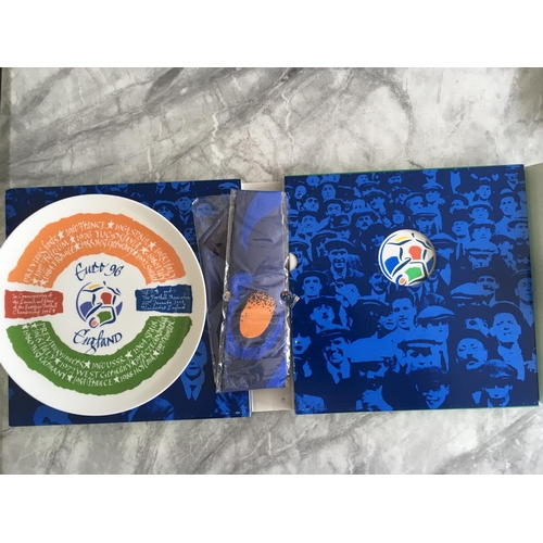 541 - Euro 96 Boxed Football Plate + Memorabilia: Boxed gift which contains a Euro 96 plate, book, tie and... 