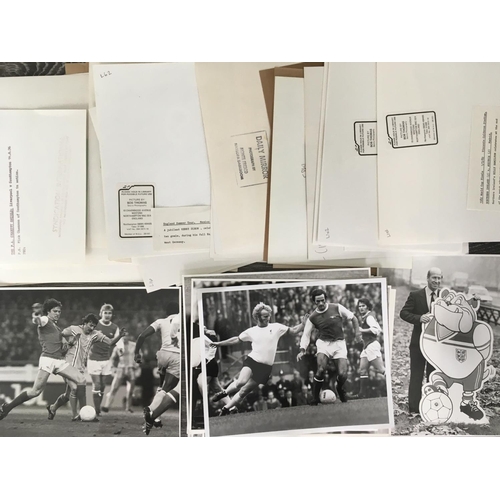 551 - 70s + 80s Football Press Photos: Wide range of black and white mainly 10 x 8 inch press photos with ... 