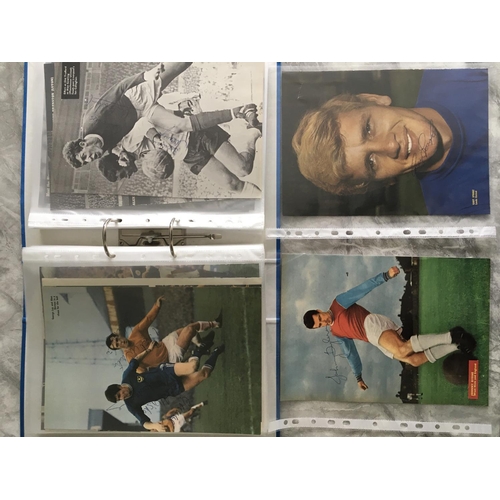 837 - 1960s Football Autographs: Superb collection neatly displayed in collectors folder with some earlier... 