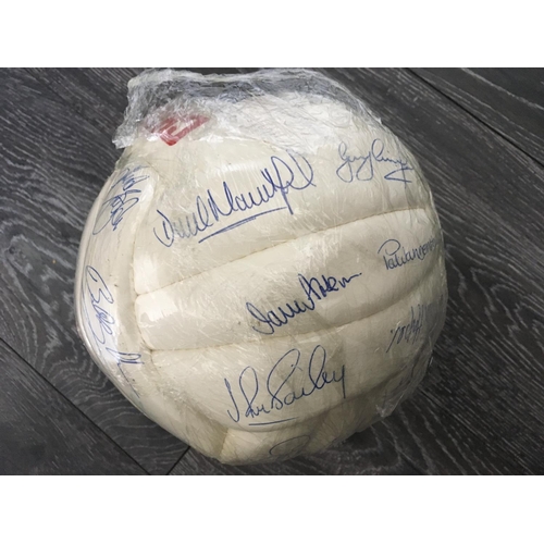 875 - 1985 - 1986 Everton Fully Signed Football: Multiple autographs signed in blue biro from the league r... 