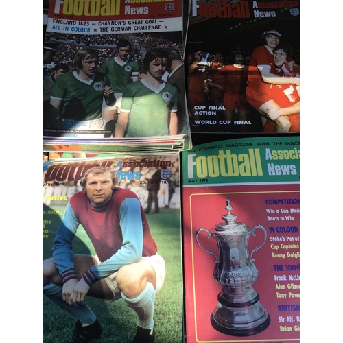 907 - Football Magazine Collection: Around 160 Goal magazines plus 45 Soccer Stars in good condition. C/W ... 