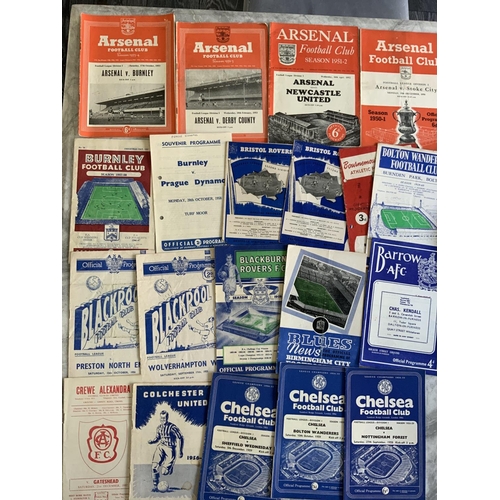 924 - 1950s Football Programmes: Wide variety of clubs and conditions. (103)