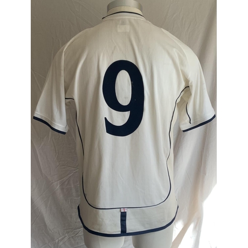 991 - Robbie Fowler 2001 Match Worn England Signed Football Shirt: Short sleeve white Umbro large shirt wi... 