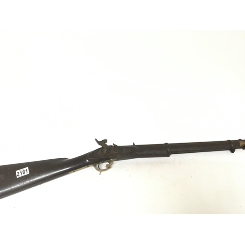 2181 - A 19th century percussion muskertoon service issue with brass trigger guard two steel barrel rings l... 