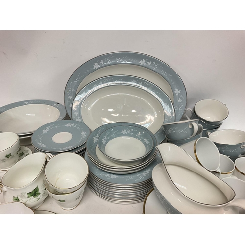 1083 - Doulton dinner service set + Bewick pot and bowl.