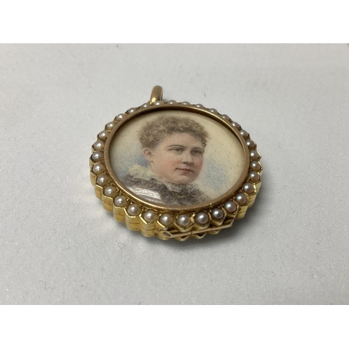 741 - A 9ct gold cased and double sided miniature portrait pendant.