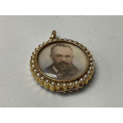 741 - A 9ct gold cased and double sided miniature portrait pendant.