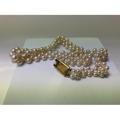 762 - A 9ct gold mounted Pearl choker.