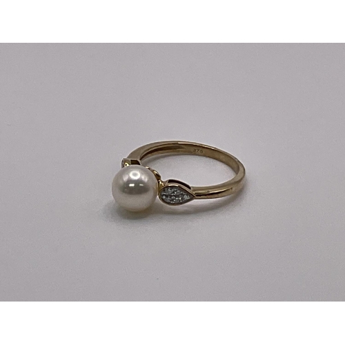 771 - A 9ct yellow gold and cultured Pearl ring.