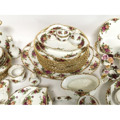 942 - Box of Royal Albert Old country roses design dinnerware