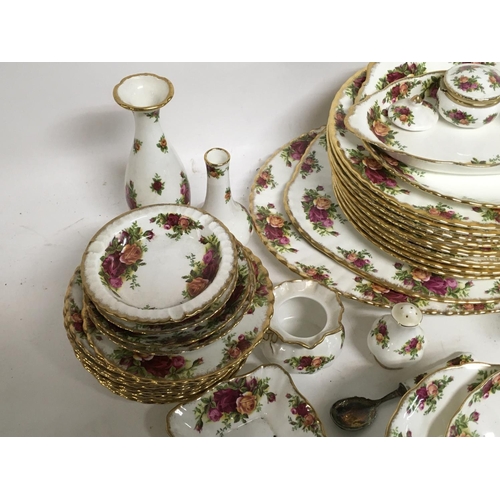 942 - Box of Royal Albert Old country roses design dinnerware