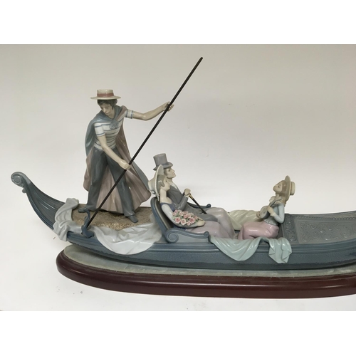 964 - A large Lladro ornament in the form of a gondola with gondolier and elegantly dressed figures the go... 