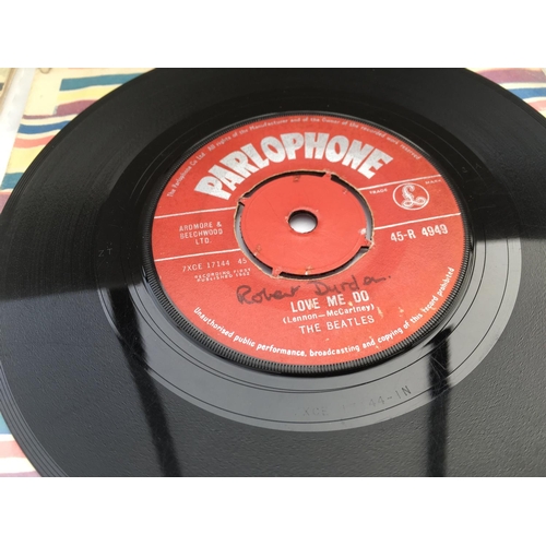 254 - Ten 1960s beat and mod EPs and 7 inch singles comprising a first UK issue of 'Love Me Do' by The Bea... 